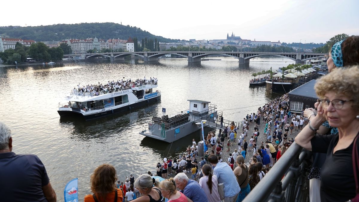 FOTO: Umělci z Národního představili operní repertoár z lodi na Vltavě